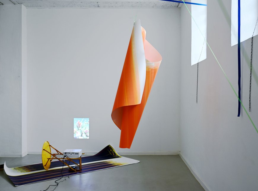 Rollbild142 La vie florissante – les fleurs du macabre Öl auf Papier 125 x 275-375 cm, Zurrgurte, Nylonschnur, Fundstücke, Beamer, Video 9:49 min (2020/22)